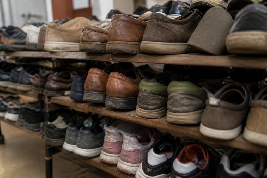 Verzameling gebruikte schoenen op rek in winkel