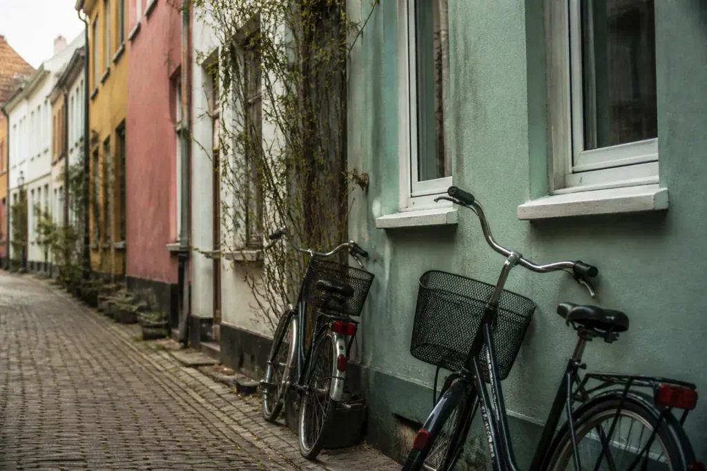 Smalle straat met gekleurde gevels en geparkeerde fietsen